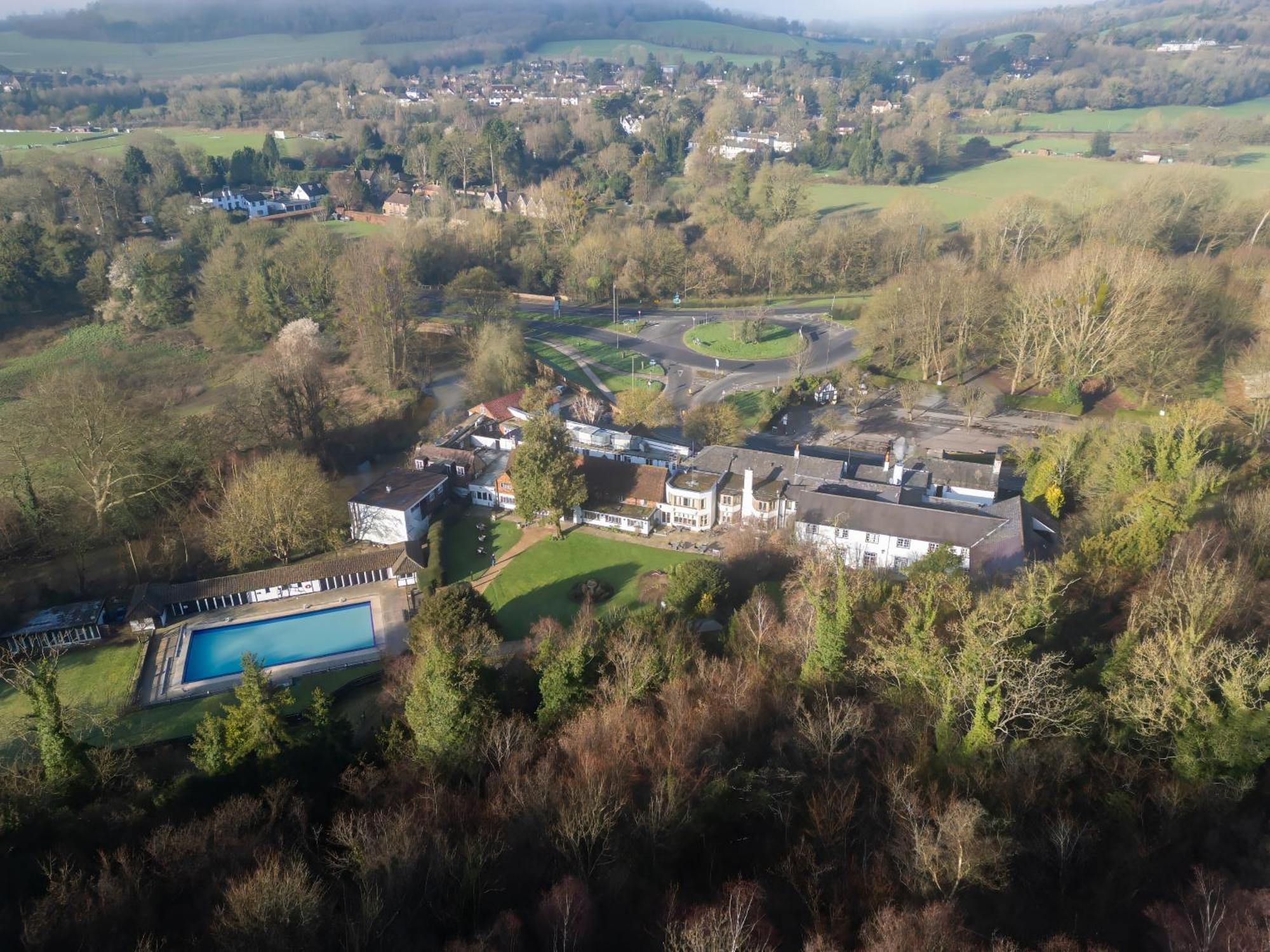 Sunday Box Hill Burford Bridge Hotel Dorking Extérieur photo