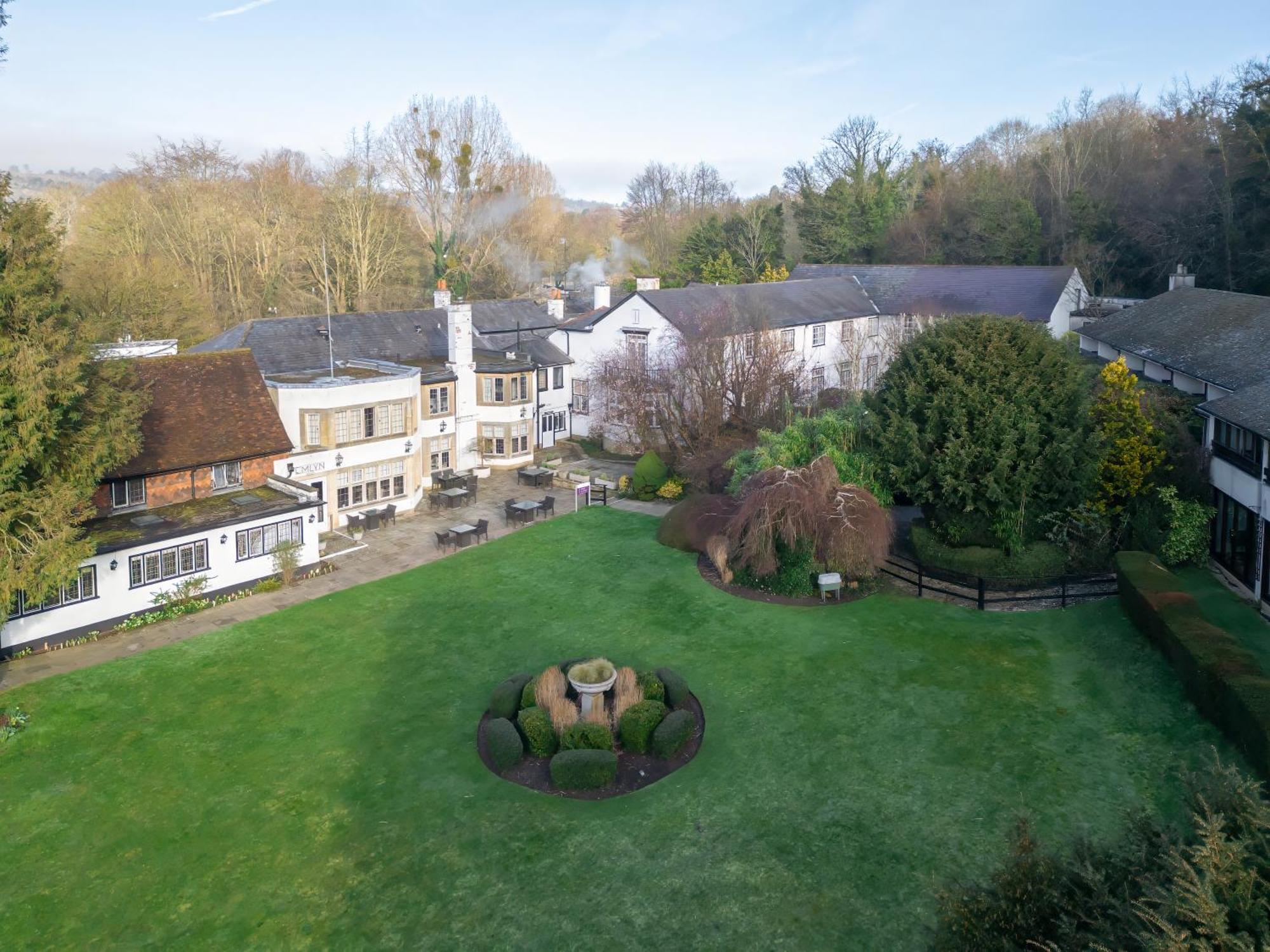 Sunday Box Hill Burford Bridge Hotel Dorking Extérieur photo