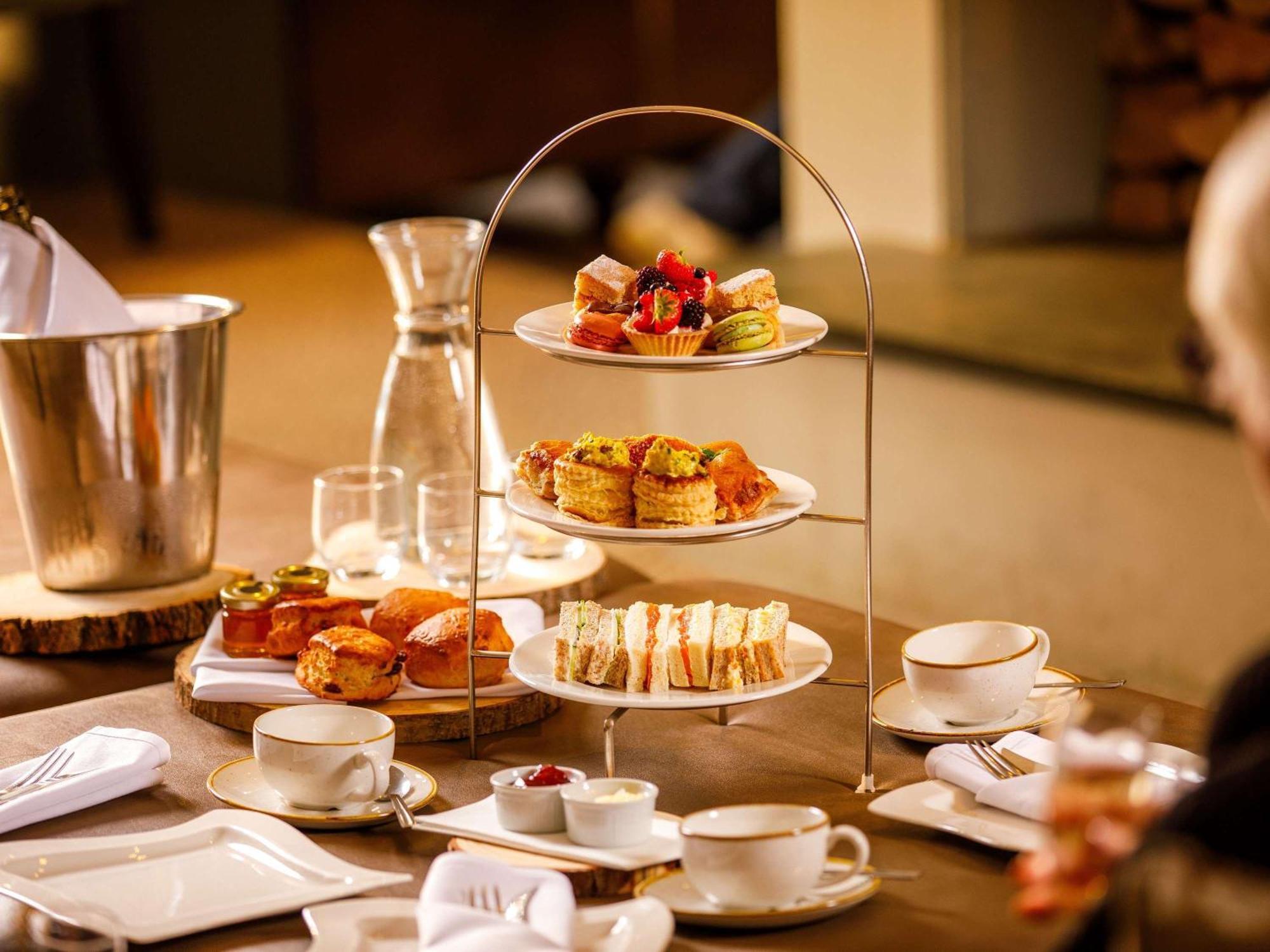 Sunday Box Hill Burford Bridge Hotel Dorking Extérieur photo