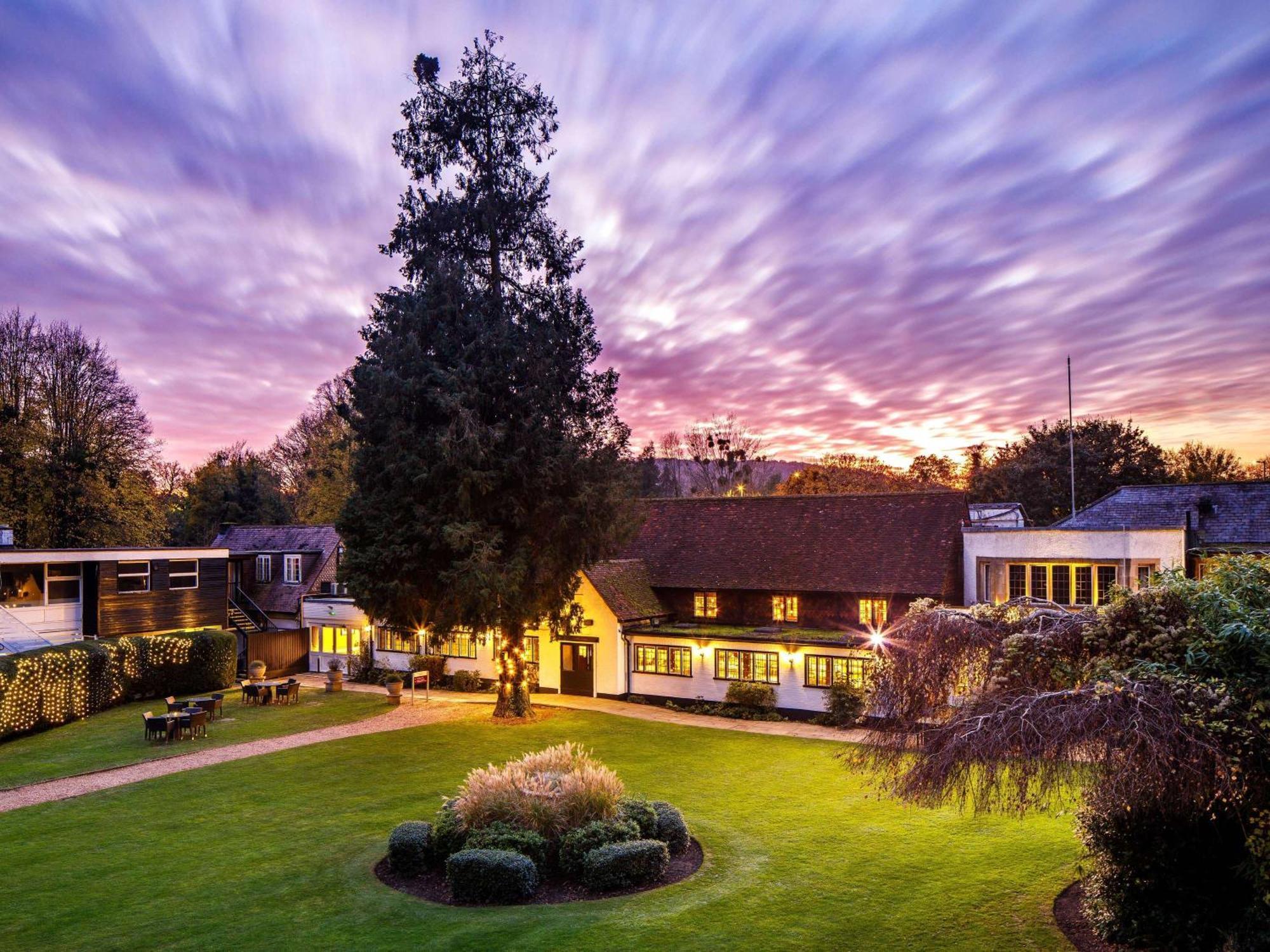Sunday Box Hill Burford Bridge Hotel Dorking Extérieur photo